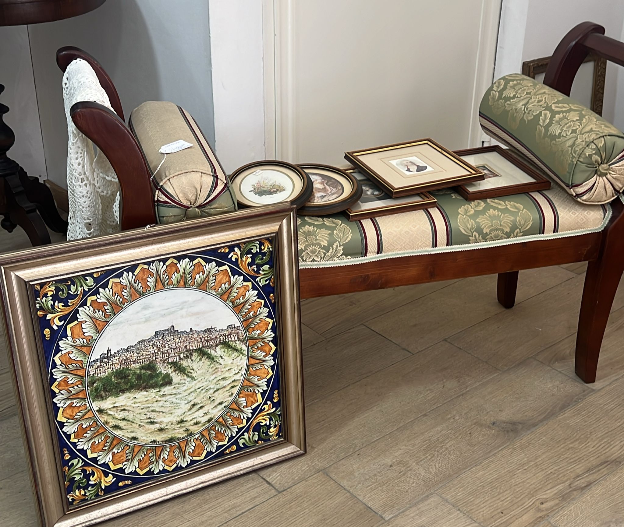 Panca con piatto in ceramica decorata