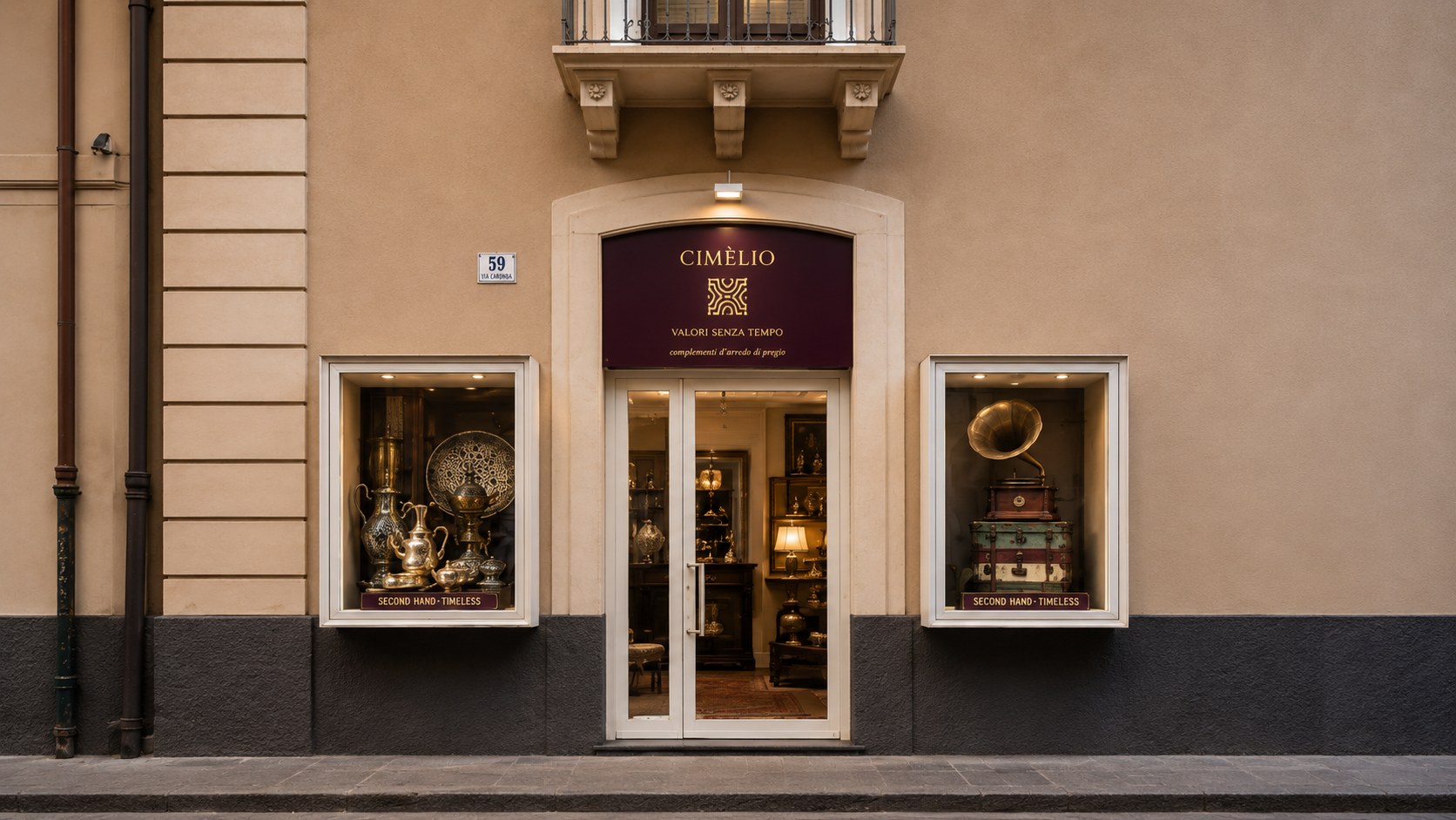 La facciata del negozio Cimèlio in Via Caronda 59 a Catania, con le vetrine di oggetti d'epoca